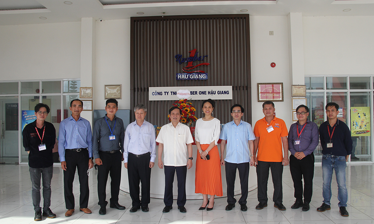 The VCCI delegation took a photo with the leader of Tan Hiep Phat. Image; Cong Viet”